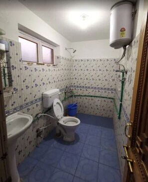 Shower, towels, soap - Cheerful Villa (Leh)