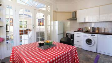 Dishwasher, cookware/dishes/utensils