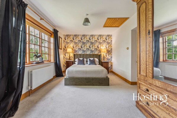 4 bedrooms, desk, iron/ironing board, WiFi