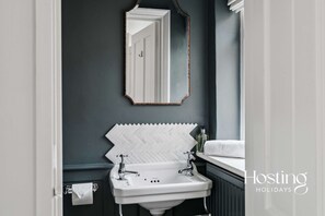 Douche, sèche-cheveux, serviettes fournies
