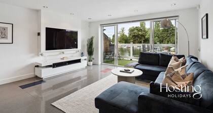 The Boathouse - Unique Riverside Living in Henley