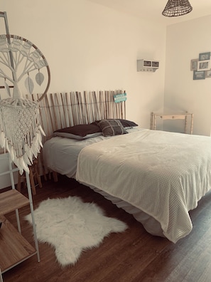 3 habitaciones, tabla de planchar con plancha y cuna de viaje
