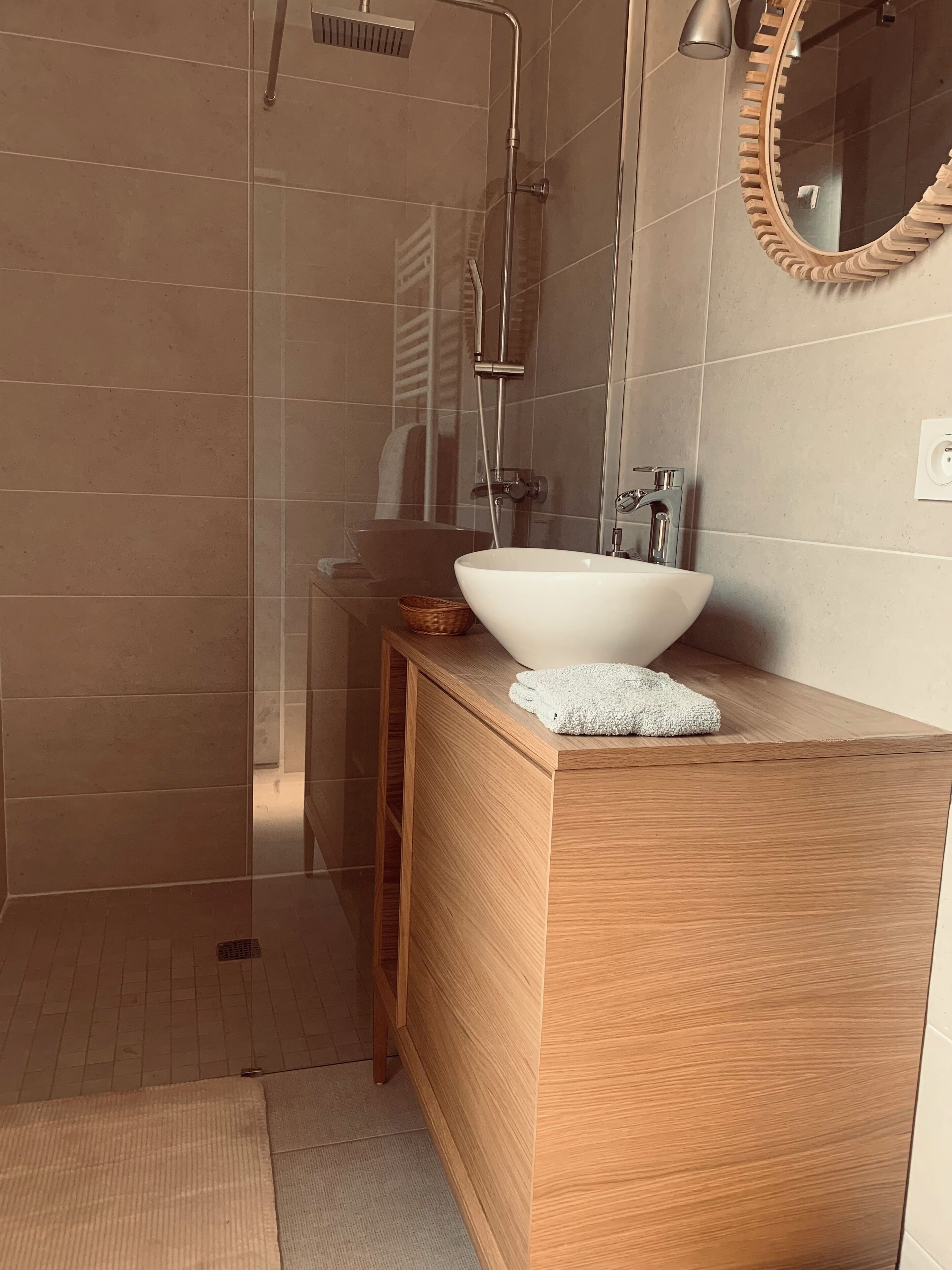 Dusche, Haartrockner, Handtücher, Seife