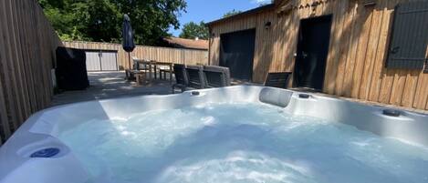 Outdoor spa tub