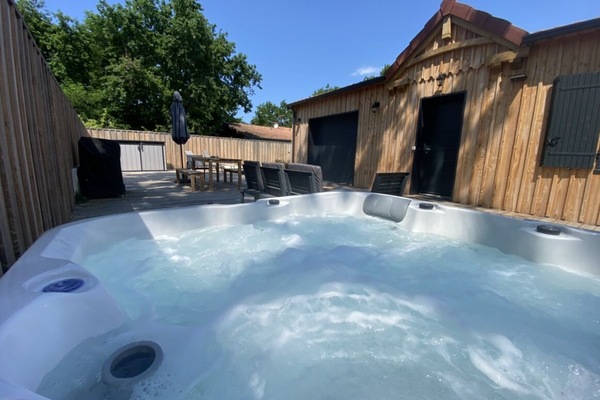Tina de hidromasaje al aire libre