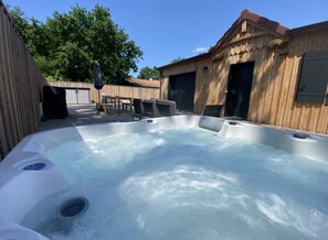 Outdoor spa tub - 🌿 New villa with heated pool & spa - Esprit Cap Ferret (Arès)