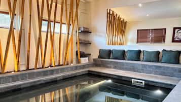 Kolam renang indoor