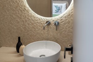 Douche, sèche-cheveux, serviettes fournies