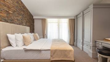 Neljän hengen perhehuone, parveke | Tallelokero huoneessa, työpöytä