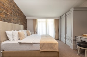 Familien-Vierbettzimmer, Balkon | Zimmersafe, Schreibtisch, laptopgeeigneter Arbeitsplatz