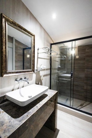 Royal-Zimmer, Stadtblick, Executive-Etage | Badezimmer | Dusche, Haartrockner, Hausschuhe, HandtĂŒcher