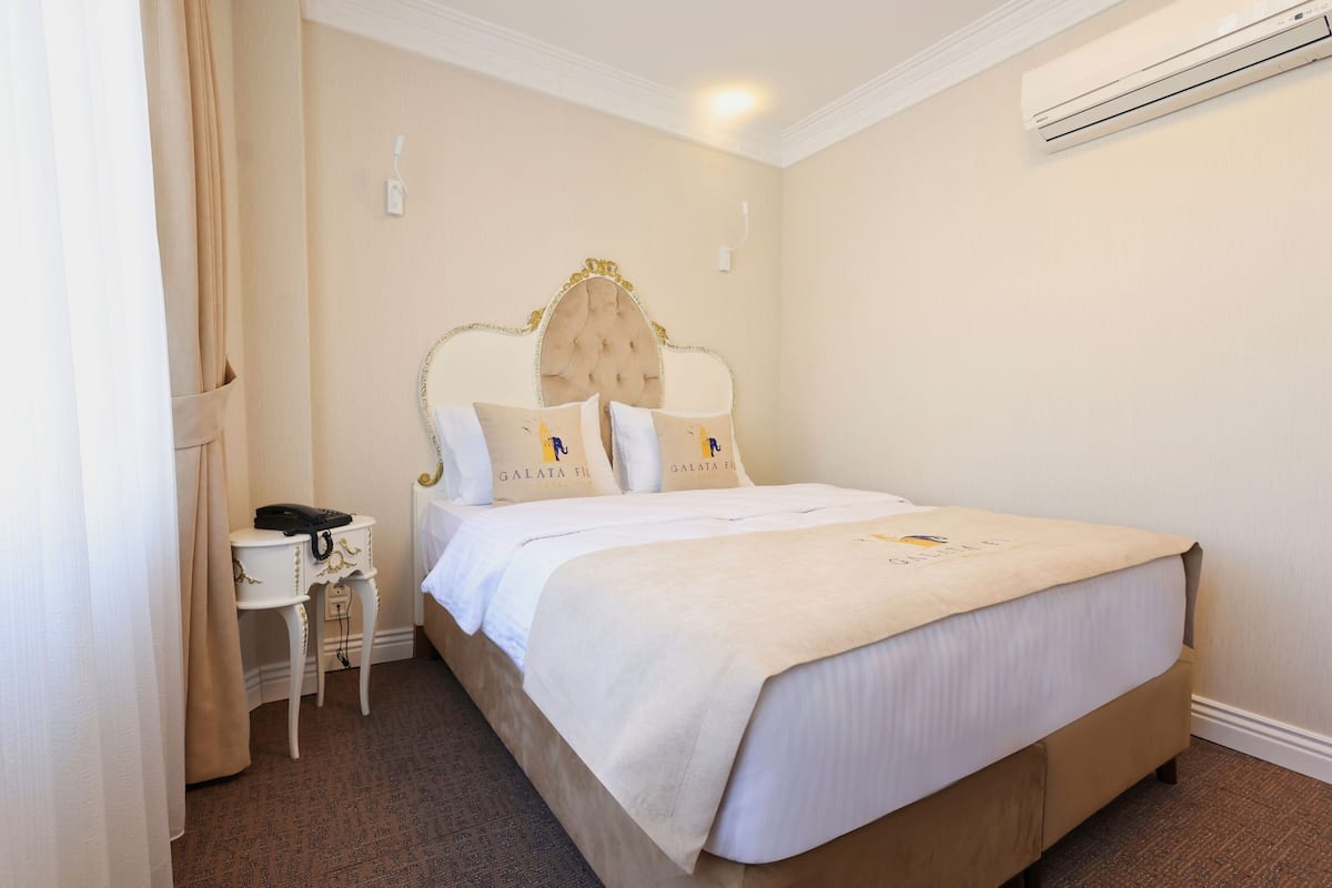 In-room safe, desk, laptop workspace, blackout curtains