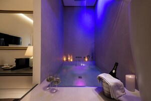 Deep soaking bathtub