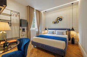 Safe på rommet, skrivebord og skrivebord for bærbar PC