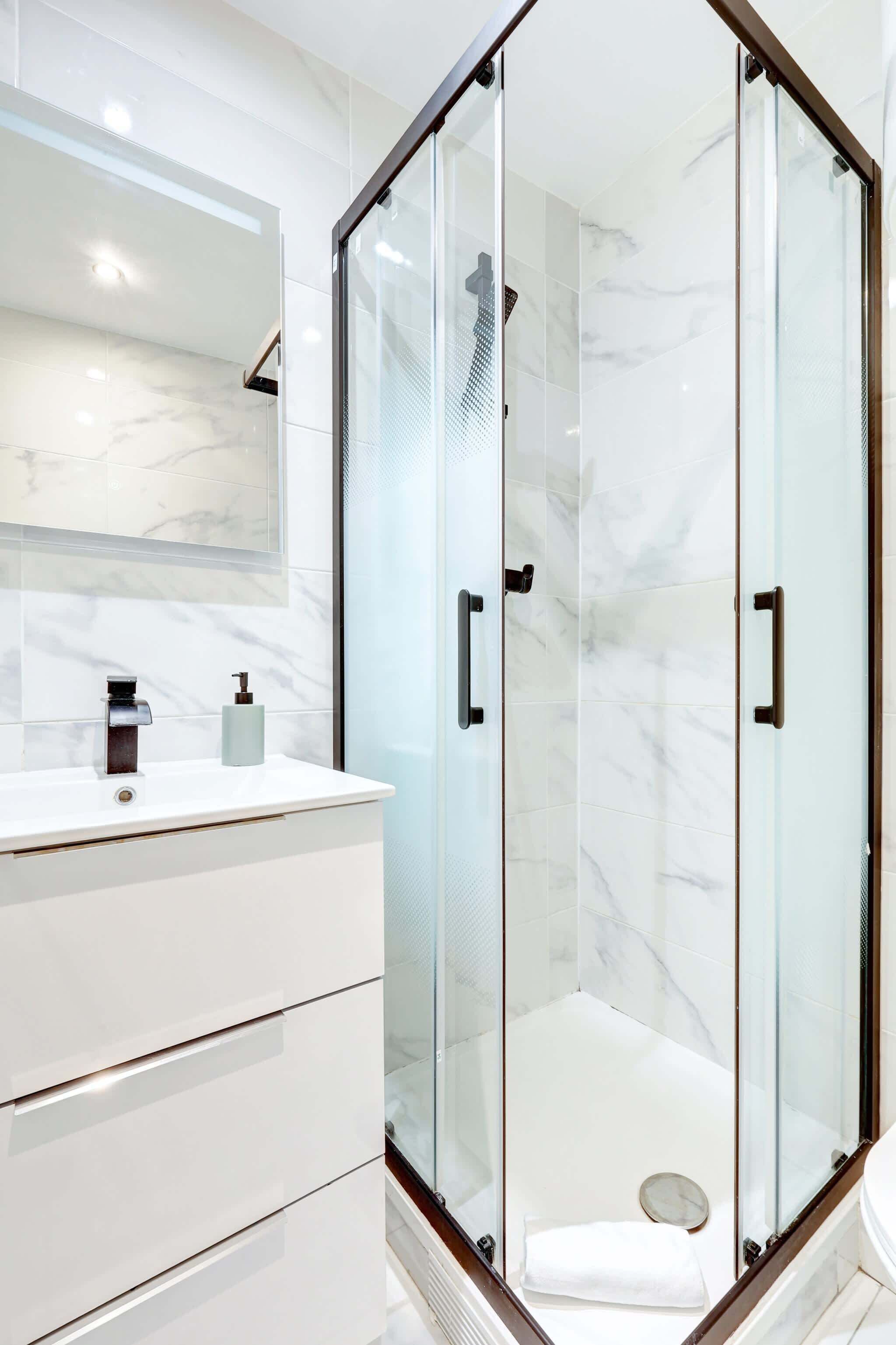 Een douche, een haardroger, handdoeken