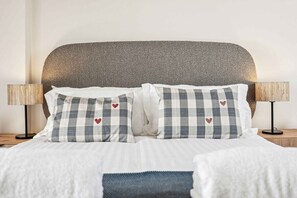 3 bedrooms, desk, iron/ironing board, travel cot
