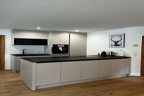 Een koelkast, een magnetron, een oven, een kookplaat