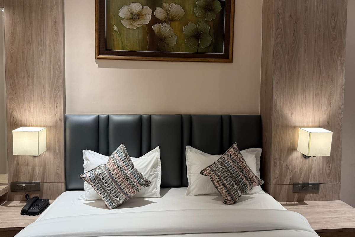 Deluxe Room | Meja, ruang kerja komputer riba, Wi-fi percuma