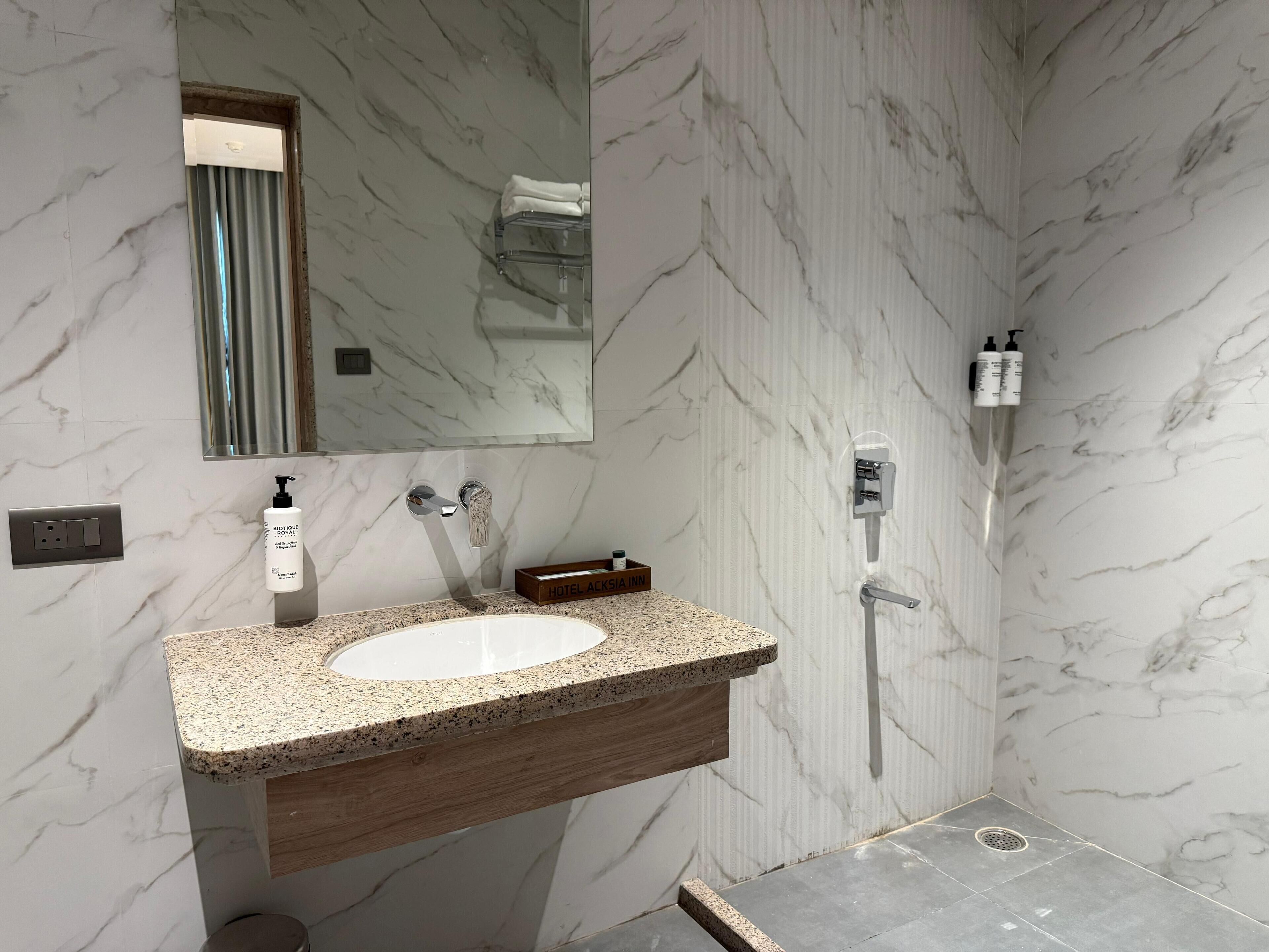 Superior Room | Bathroom | Shower, slippers, towels, soap