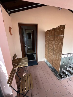 Economy-Doppelzimmer, Blick auf den Innenhof | Bügeleisen/Bügelbrett, kostenloses WLAN