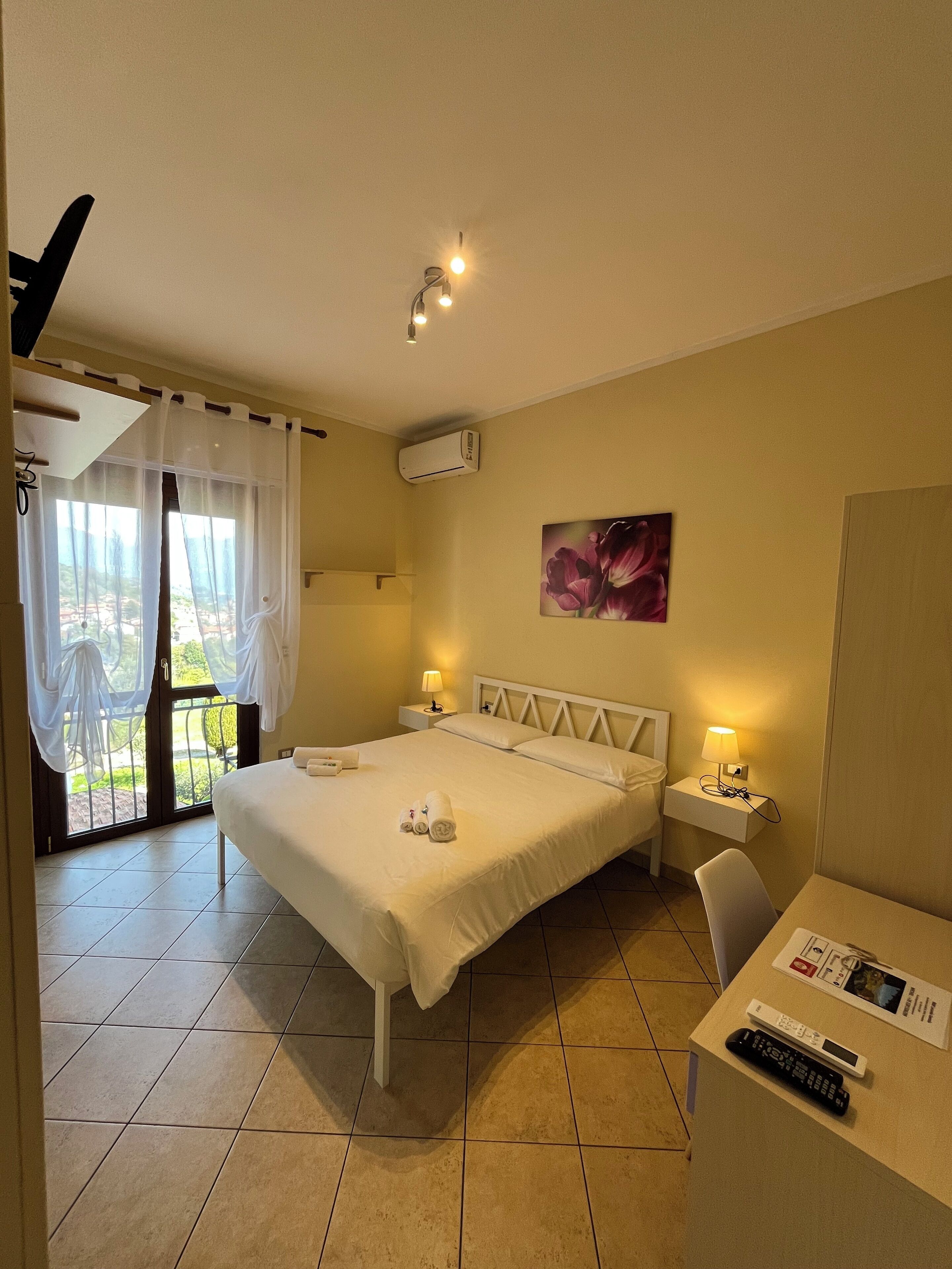 Double Room, Lake View | Iron/ironing board, free WiFi