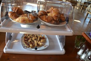 Free daily buffet breakfast - B&B Garzola (Ossuccio)