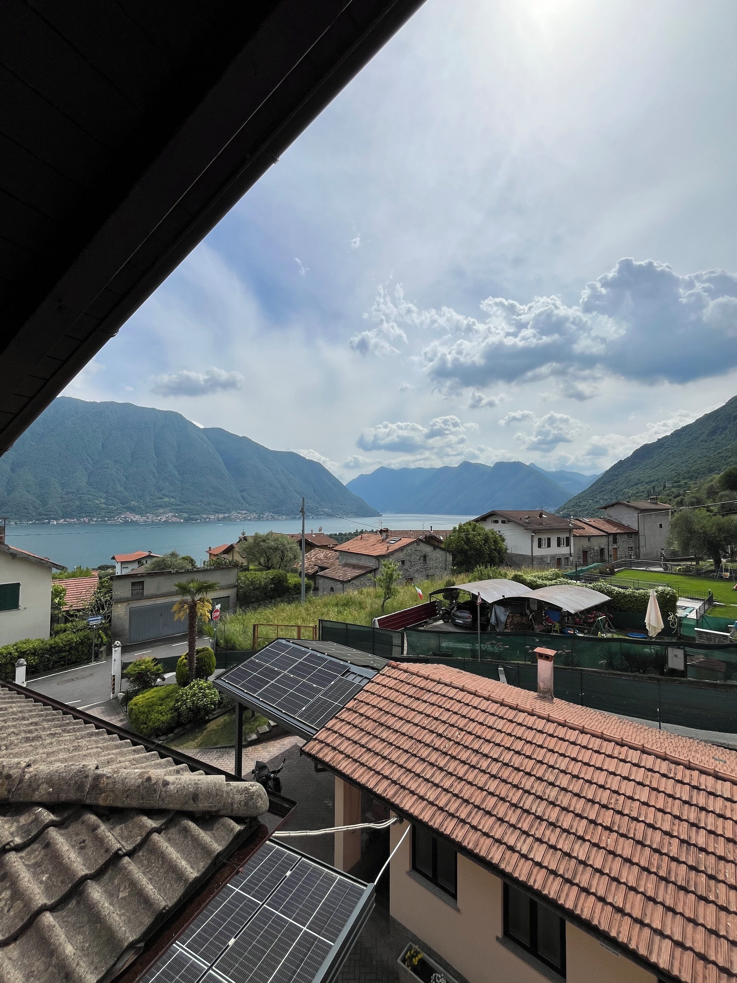Ein Wohngebiet mit Blick auf Berge und einen See.