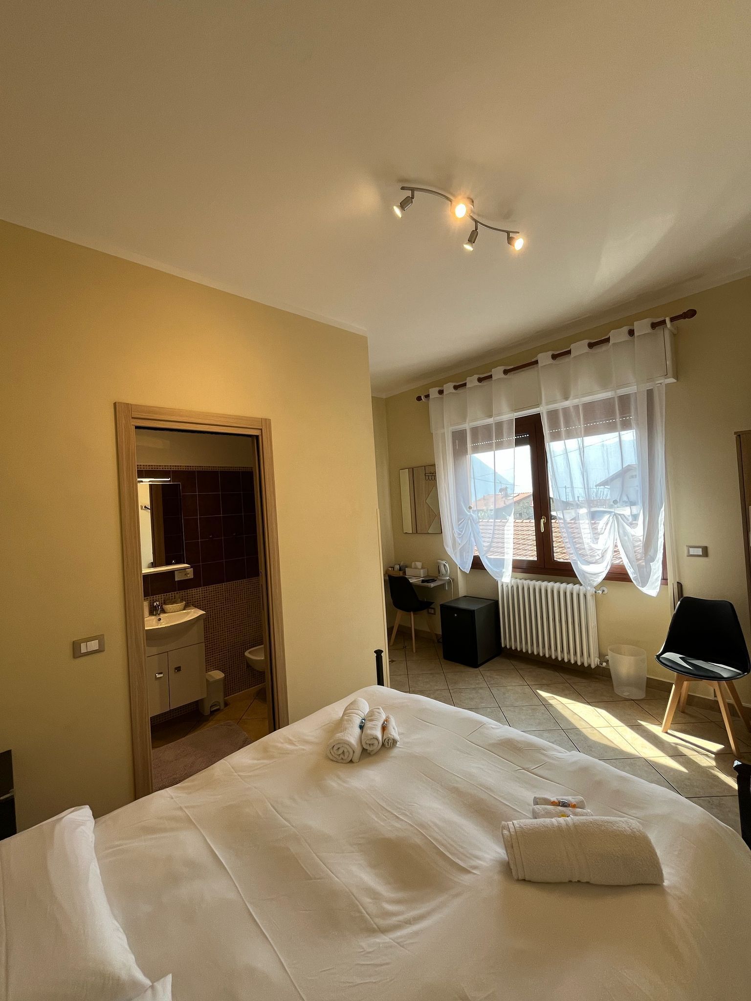 Standard Double Room, Courtyard View | Iron/ironing board, free WiFi