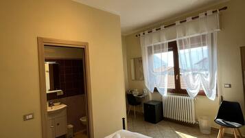 Doppia Standard, vista cortile | Ferro/asse da stiro, Wi-Fi gratuito