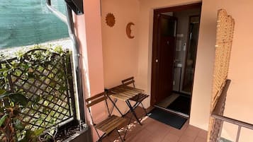 Kahden hengen economy-huone, näköala pihalle | Silitysrauta/-lauta, ilmainen Wi-Fi