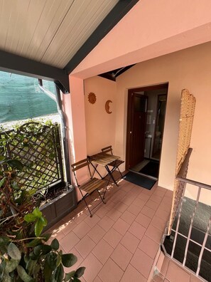 Habitación económica doble, vistas al patio | Tabla de planchar con plancha y wifi gratis