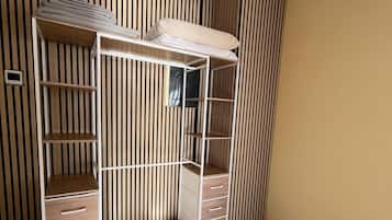 Appartamento Comfort, balcone, vista lago | Ferro/asse da stiro, Wi-Fi gratuito