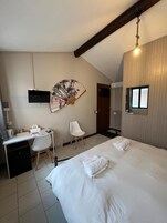 Quarto casal econômico, vista para o pátio | Ferros/tábuas de passar roupa, Wi-Fi de cortesia