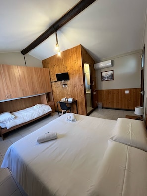 Economy Double or Twin Room, Courtyard View | Iron/ironing board, free WiFi - B&B Garzola (Ossuccio)