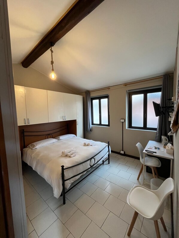 Economy Double Room, Courtyard View | Iron/ironing board, free WiFi - B&B Garzola (Ossuccio)