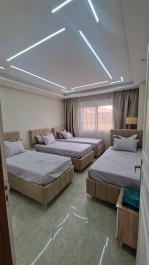 1 habitación, tabla de planchar con plancha y ropa de cama 