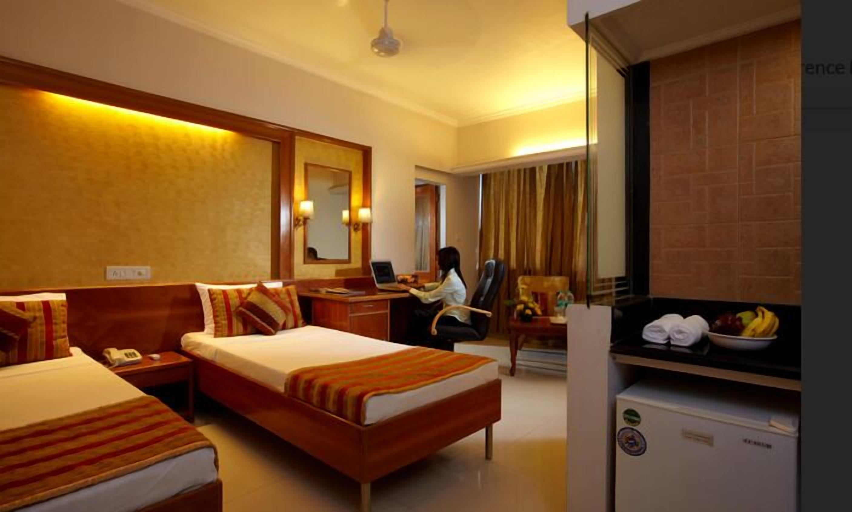 Chambre Deluxe, vue ville | Coffres-forts dans les chambres, bureau