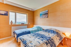 3 bedrooms, iron/ironing board, free WiFi, bed sheets