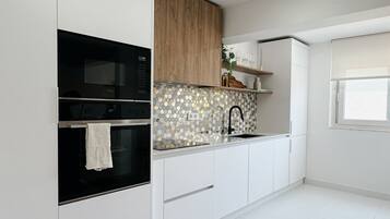 Kjøleskap, mikrobølgeovn, ovn og kokeplater