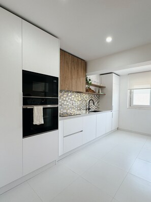 冰箱、微波炉、烤箱、炉灶