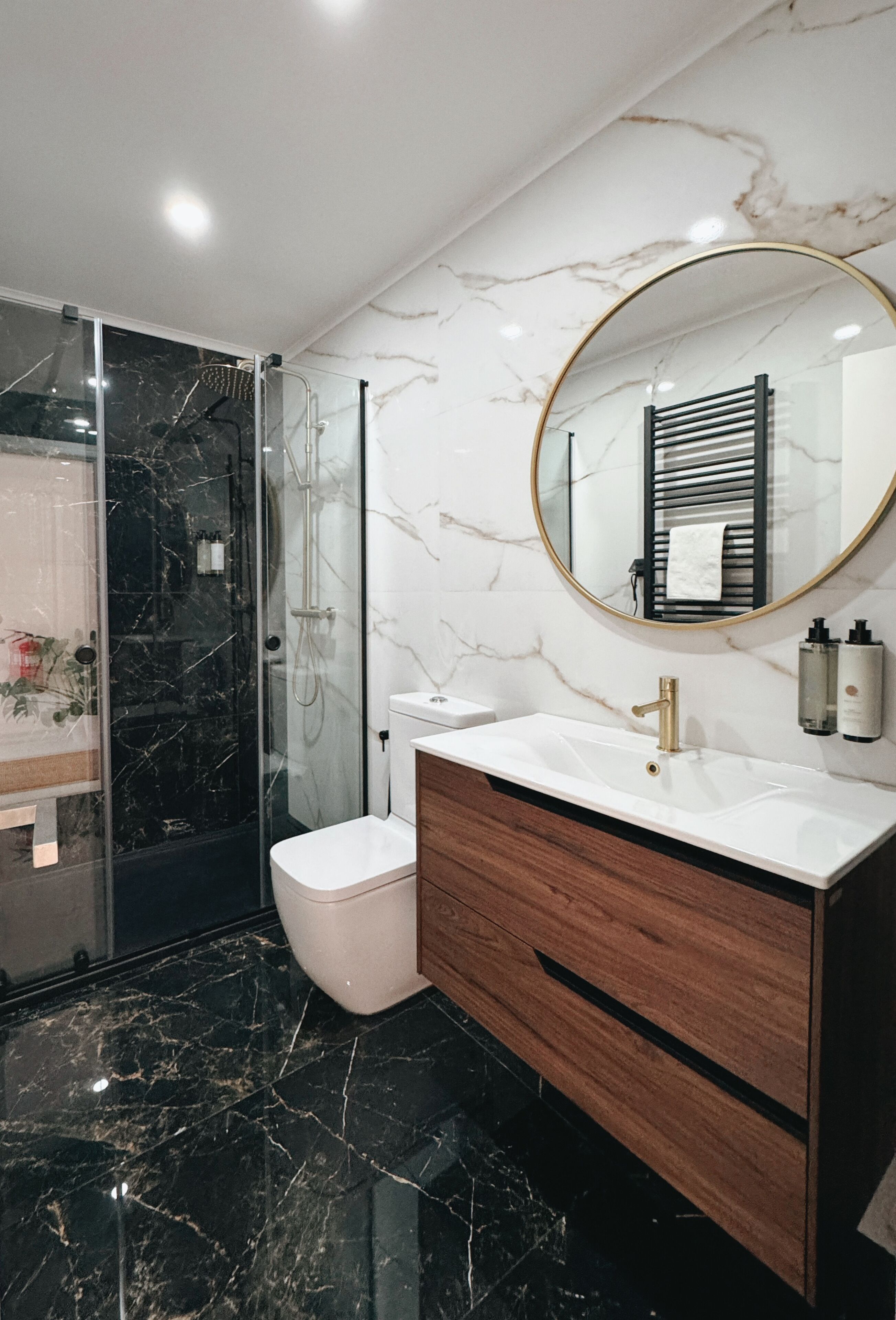 Hårføner, håndklær, såpe og sjampo