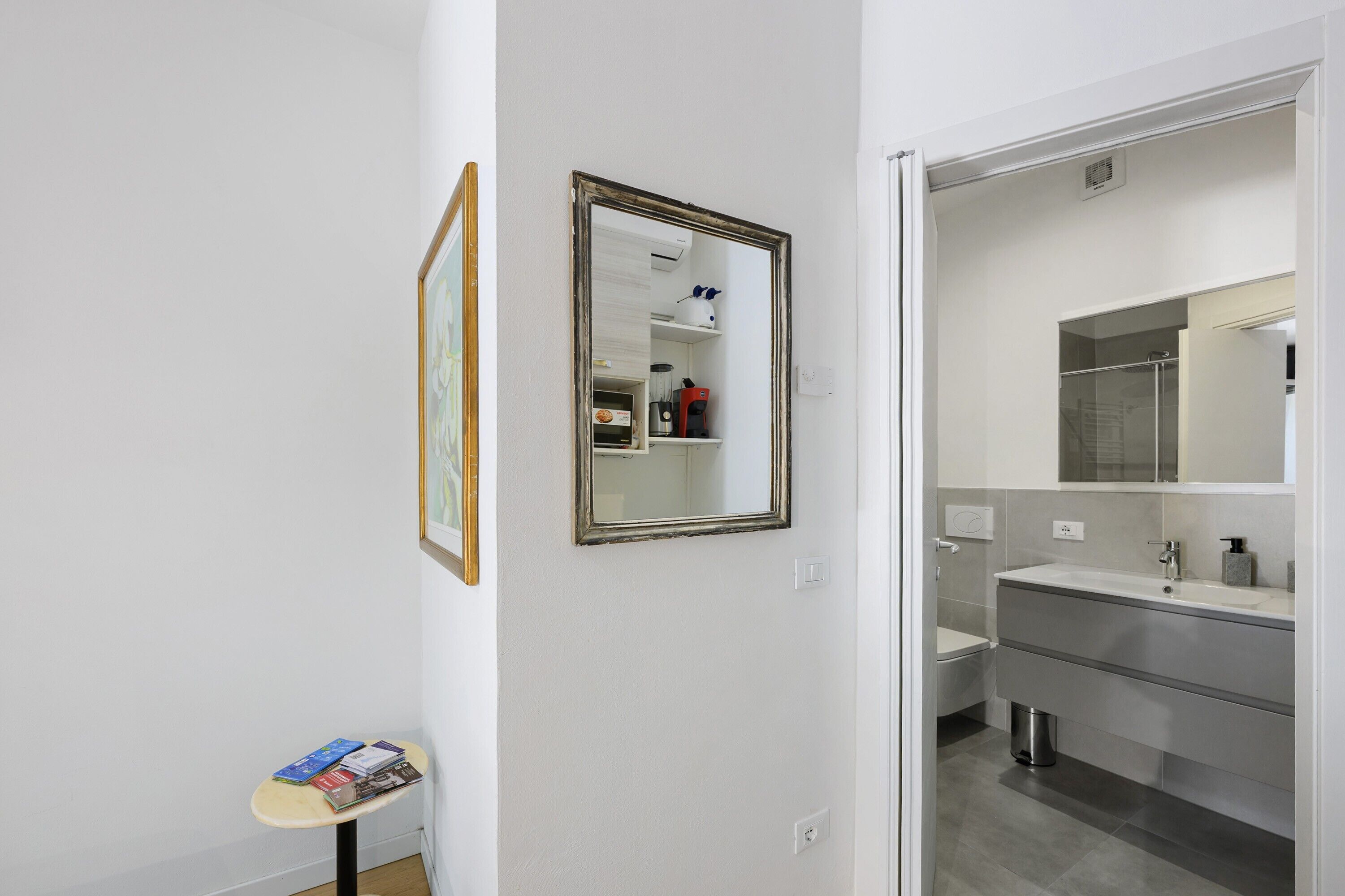 Ein Badezimmer mit Spiegel, Waschbecken und Toilette.