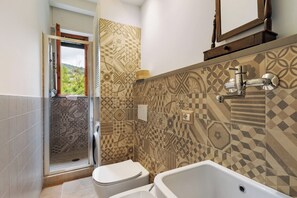 Dusch, hårtork och handdukar