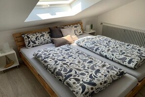 2 slaapkamers, een strijkplank/strijkijzer, internet, beddengoed