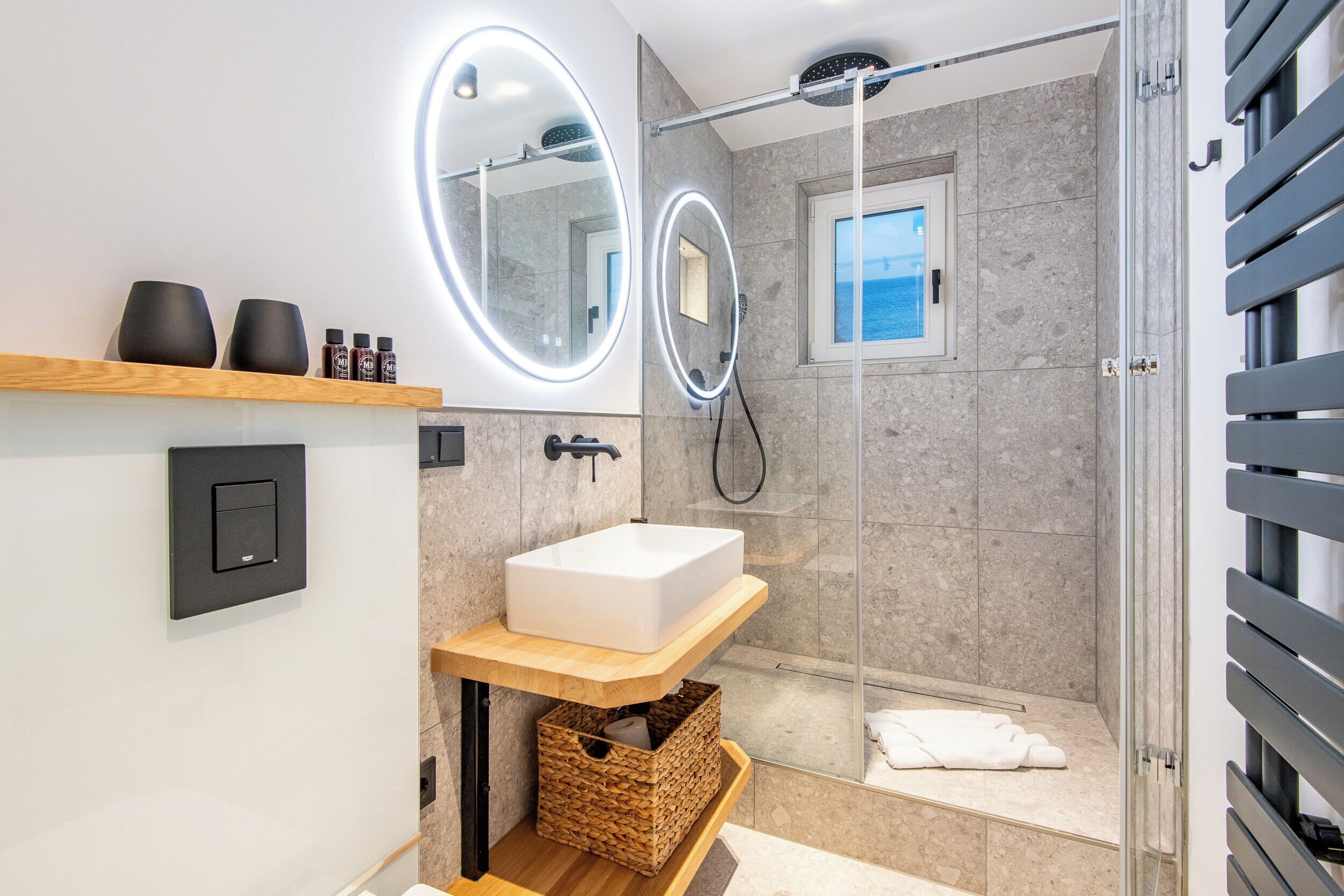 Shower, hair dryer, towels