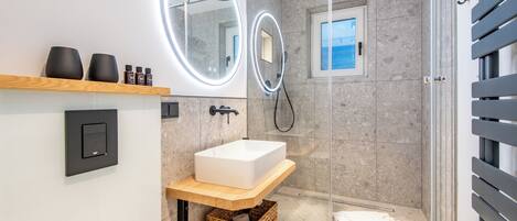 Shower, hair dryer, towels