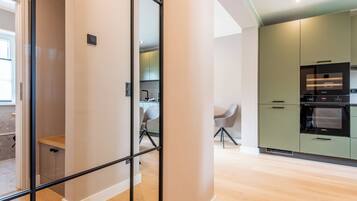 Een koelkast, een oven, een kookplaat, een vaatwasser