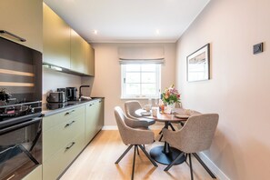 Kühlschrank, Ofen, Herdplatte, Geschirrspüler