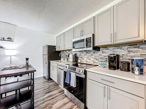 Kjøleskap, mikrobølgeovn, ovn og kokeplater