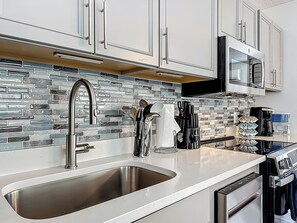 Kjøleskap, mikrobølgeovn, ovn og kokeplater